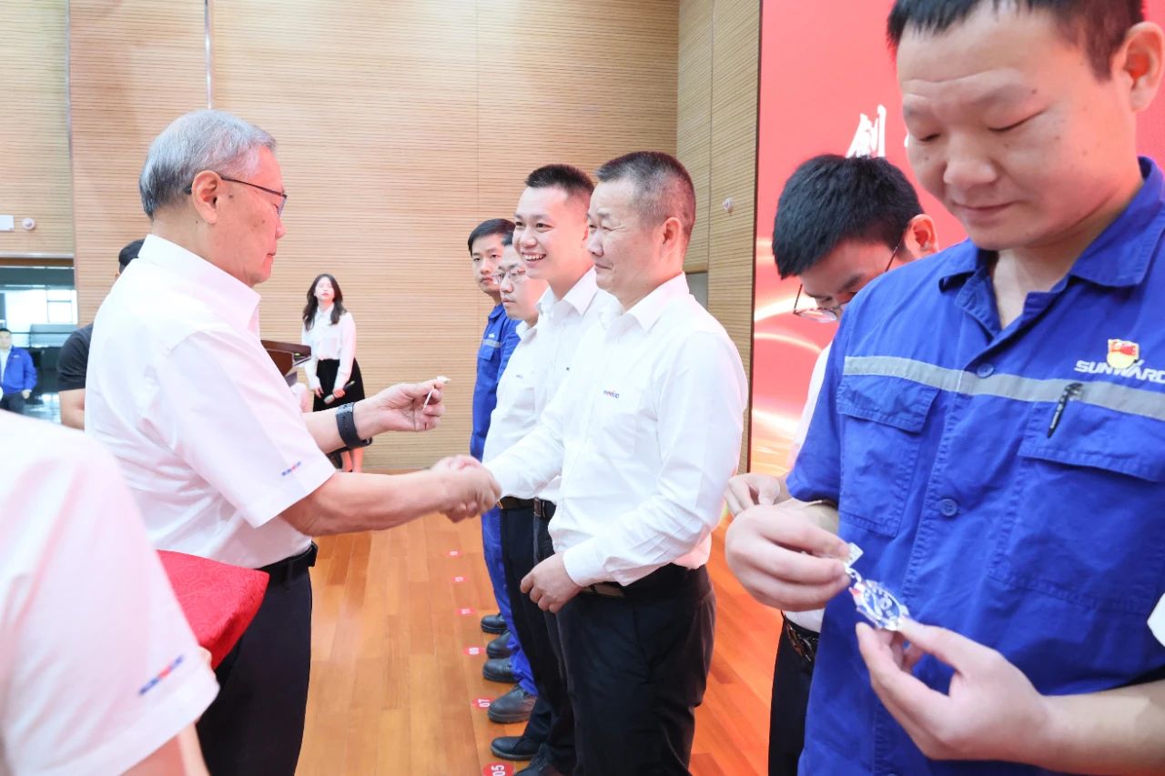 强信心 聚协力 共建优美家园——庆祝3044am永利集团智能成立24周年表扬大会盛大召开