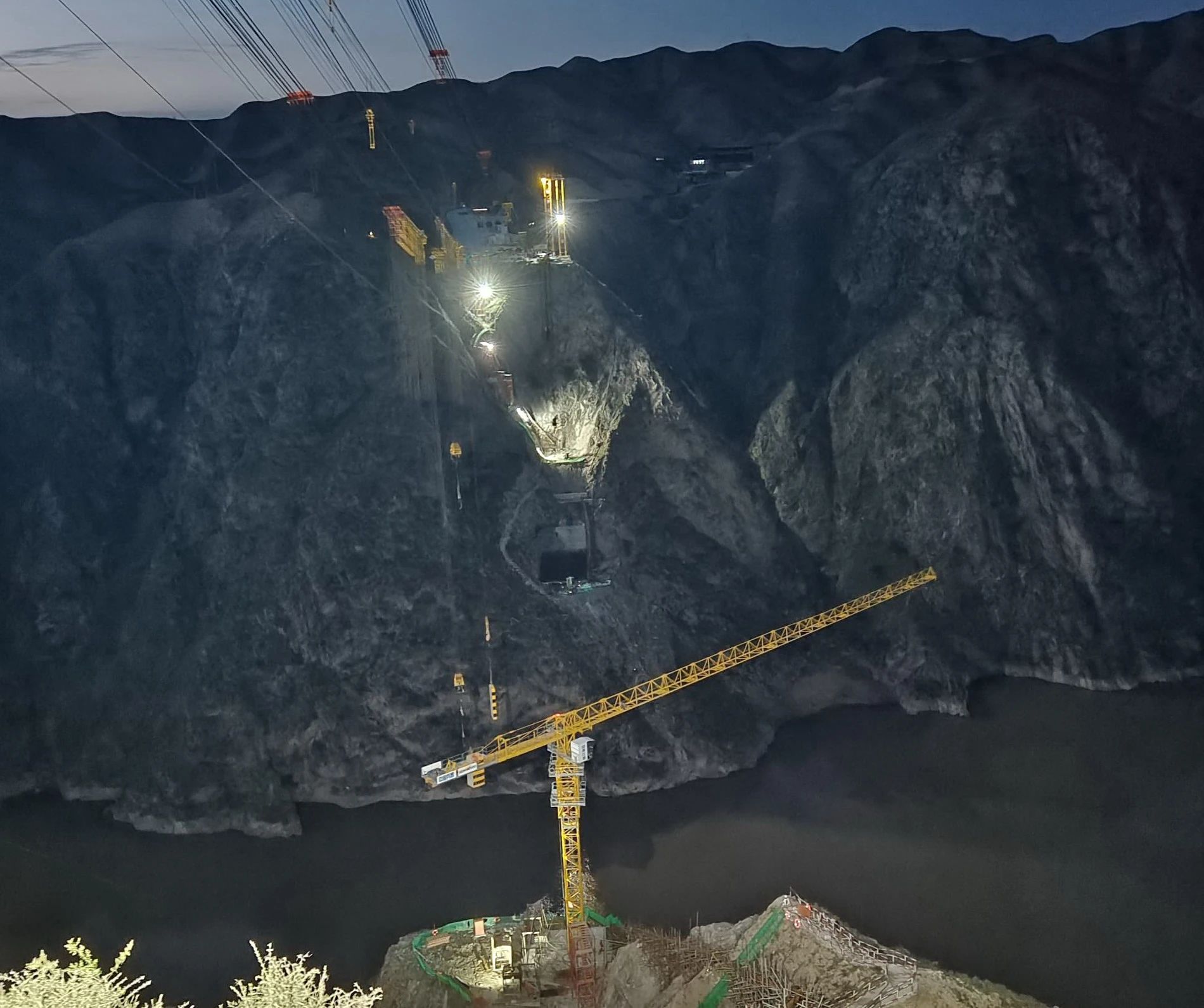 一桥通南北，群岭变坦途！3044am永利集团江麓塔机助建洮河大桥