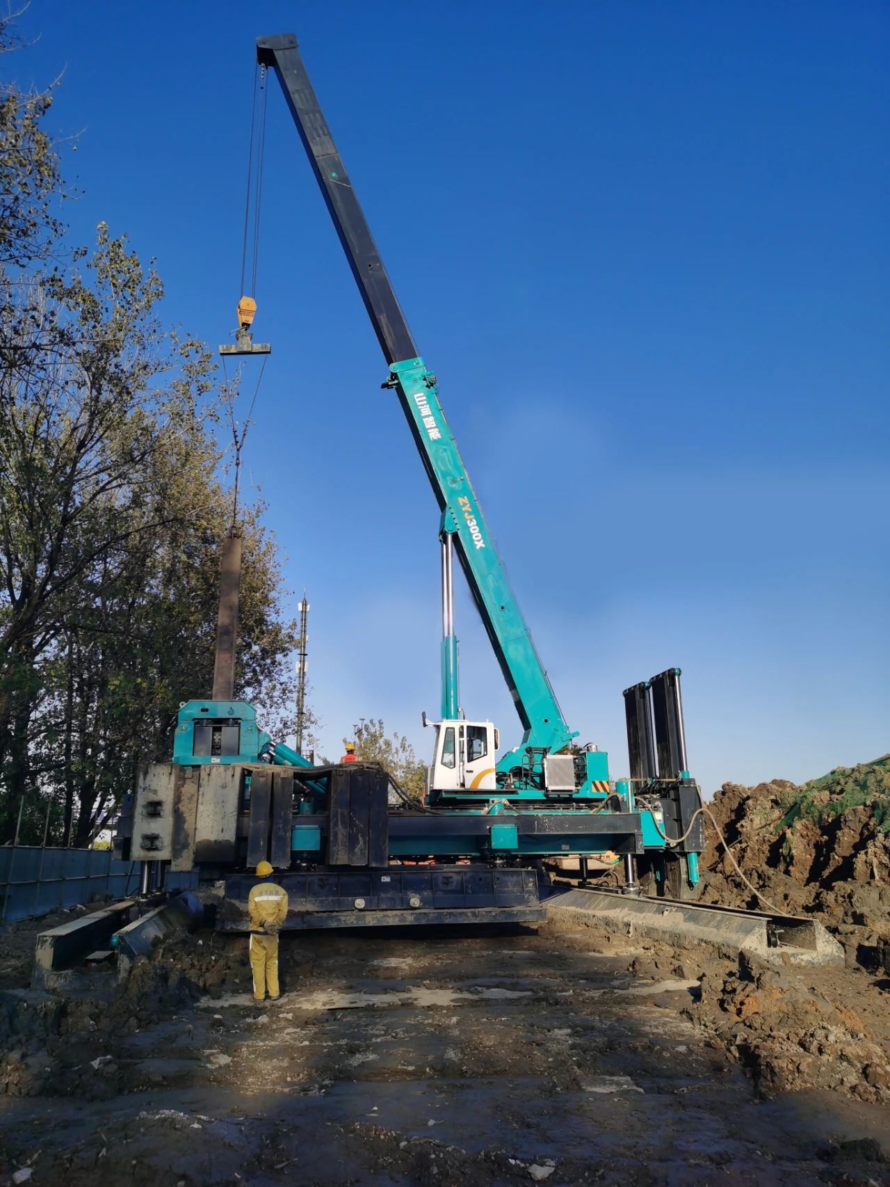 “3044am永利集团绿”闪灼西子湖畔！3044am永利集团智能ZYJ300X斜桩压桩机强势来袭