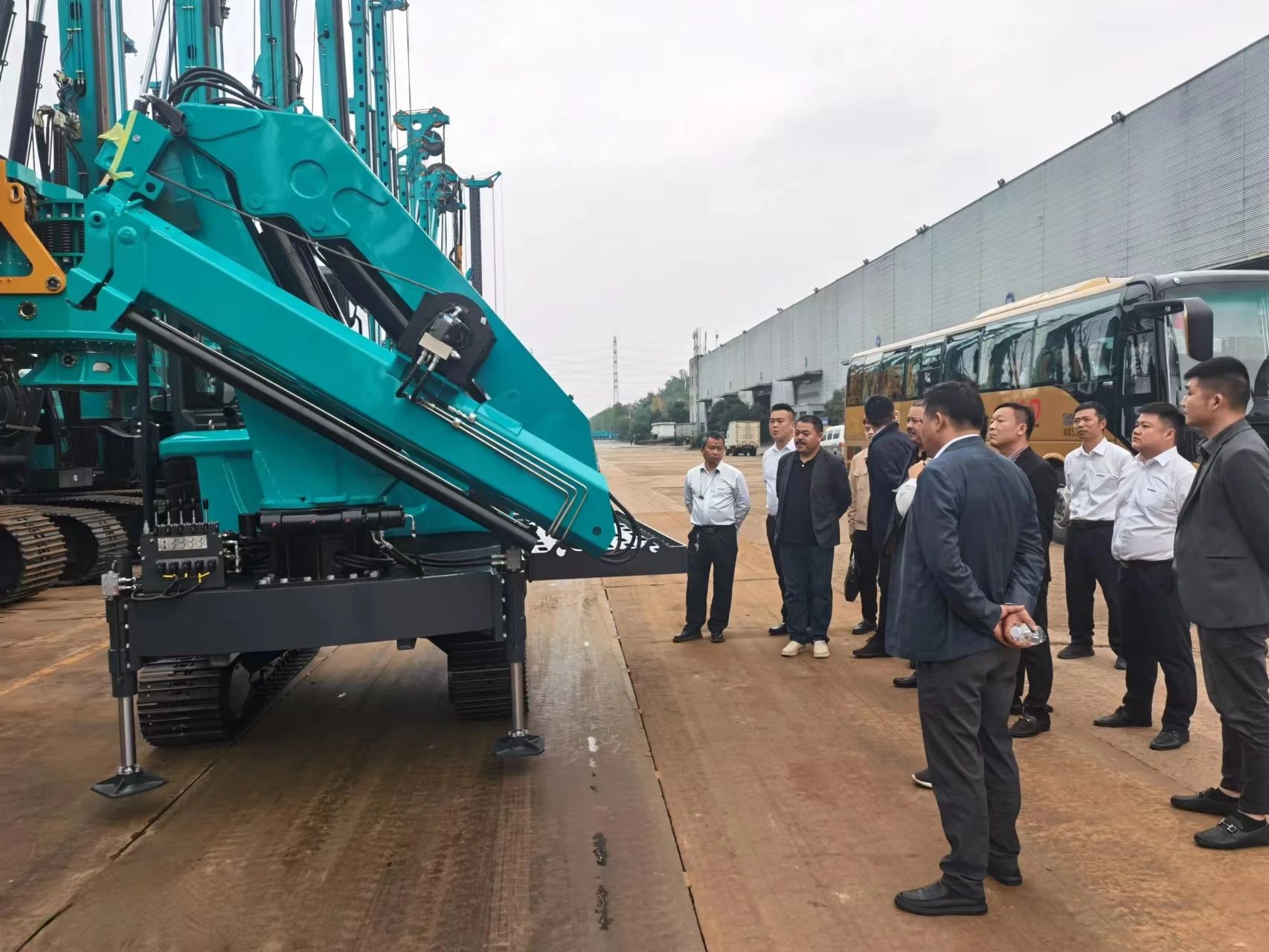 行业严冬现暖阳！现场签购20台旋挖钻机，，3044am永利集团智能携手湖南骏牛助力国家电网项目建设