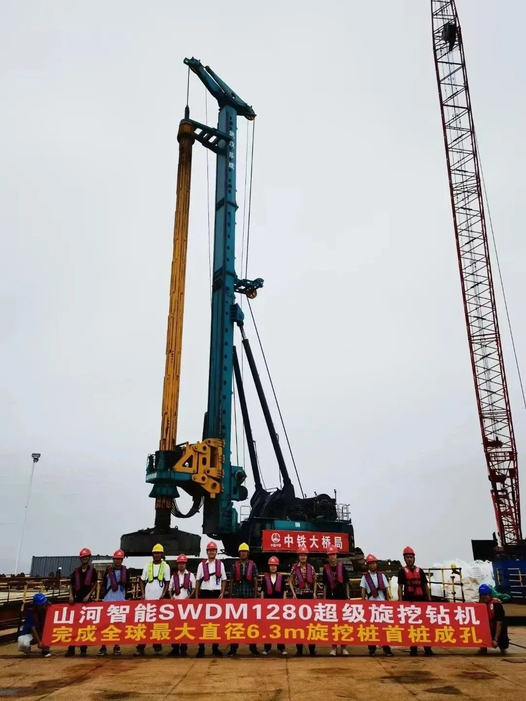 周全告捷！3044am永利集团智能超等旋挖钻机圆满完成甬舟铁路西堠门公铁两用大桥桩基施工使命