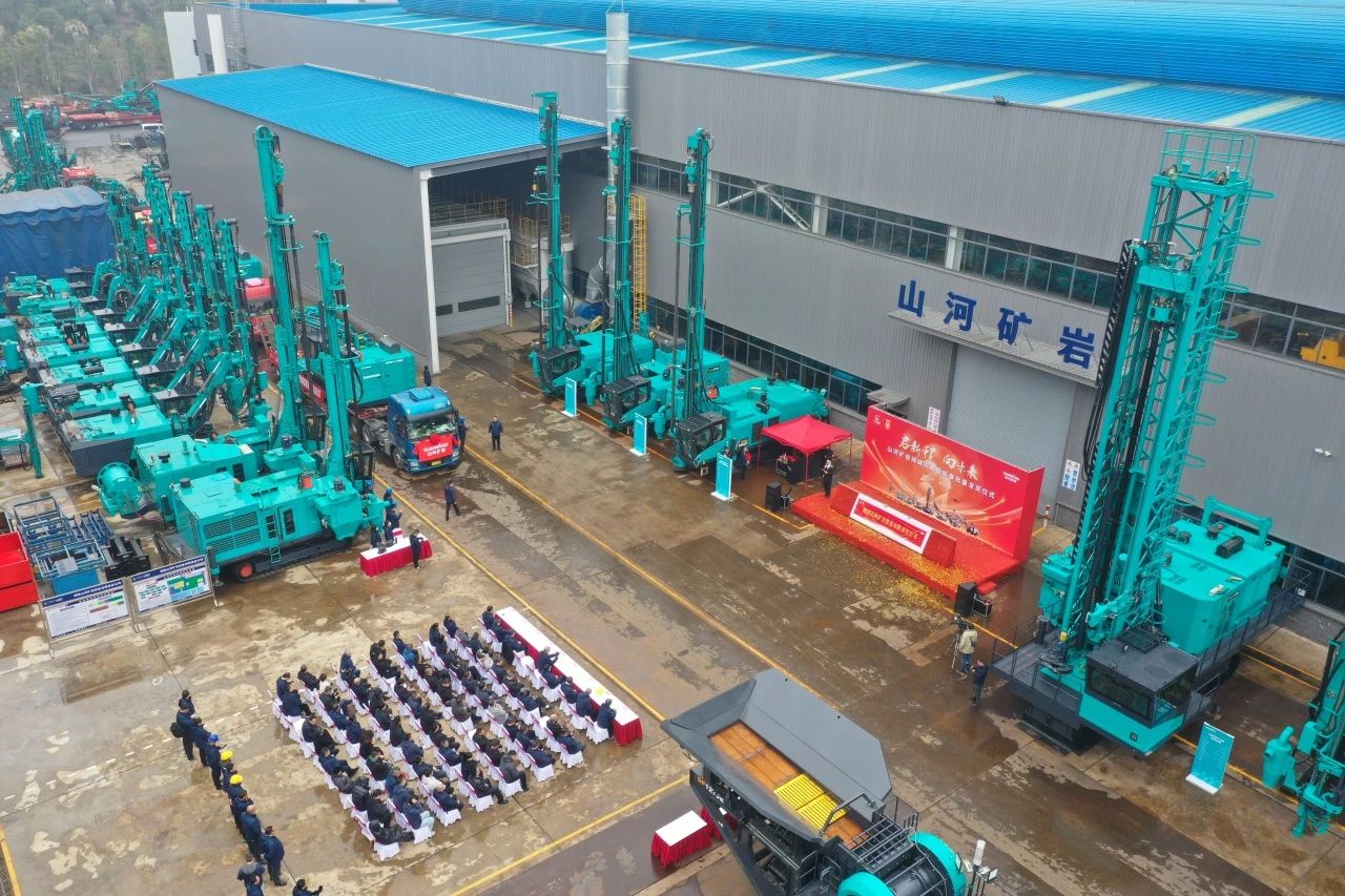 启新程，，，向未来！3044am永利集团矿岩揭牌庆典暨新春发货仪式圆满举行