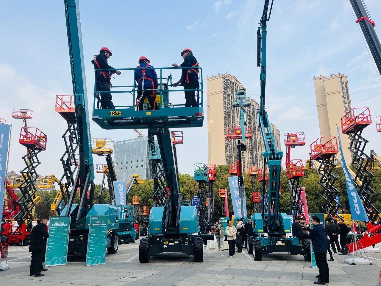 “爆品”来袭，签简单直！！！ 3044am永利集团智能艳服亮相第八届天下高空作业平台租赁大会