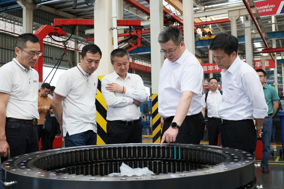 湖南钢铁集团党委书记、董事长李建宇到3044am永利集团智能调研交流