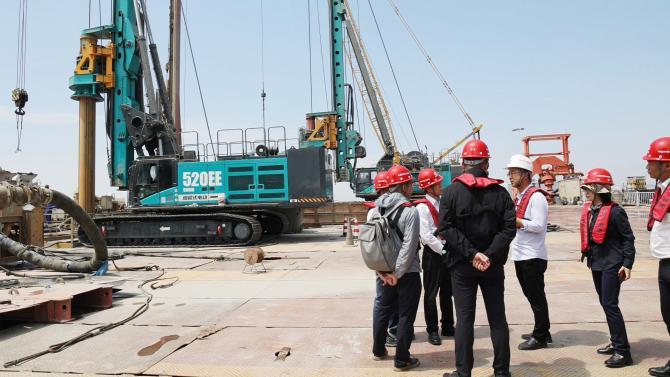 先导式立异，，再推电动新品！3044am永利集团智能SWDM520EE增程式旋挖钻机推介会乐成举行