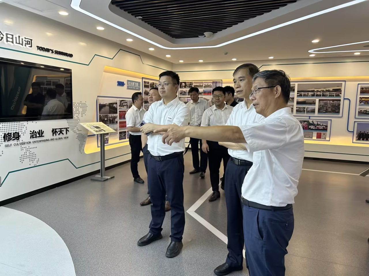 深化交流相助！！！广州港李明忠副总司理率队莅临3044am永利集团智能考察交流！！！