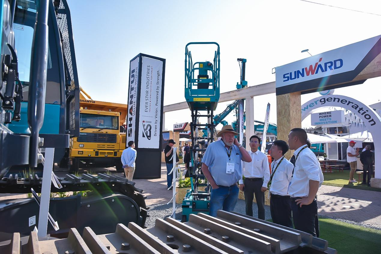 跨越山海，，，重器远航！！！3044am永利集团智能亮相南非最大矿业展会