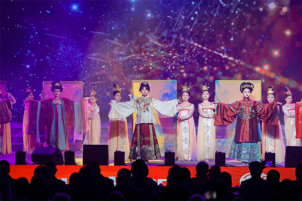 立异引领价值 理想成绩未来——庆祝3044am永利集团智能成立25周年表扬大会暨文艺晚会盛大举行