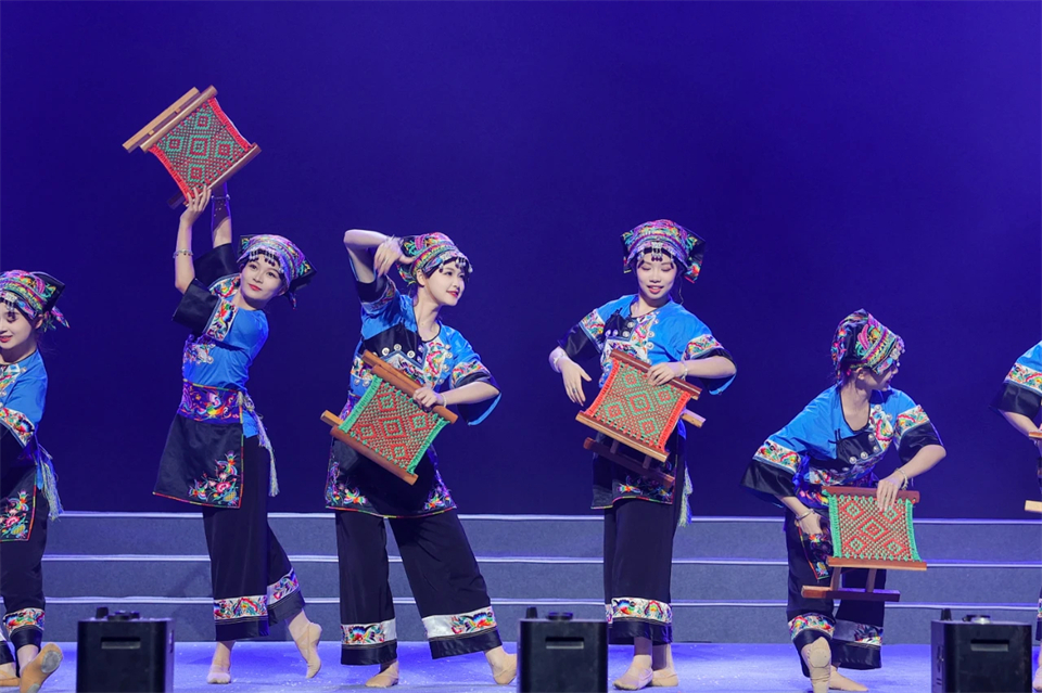 立异引领价值 理想成绩未来——庆祝3044am永利集团智能成立25周年表扬大会暨文艺晚会盛大举行