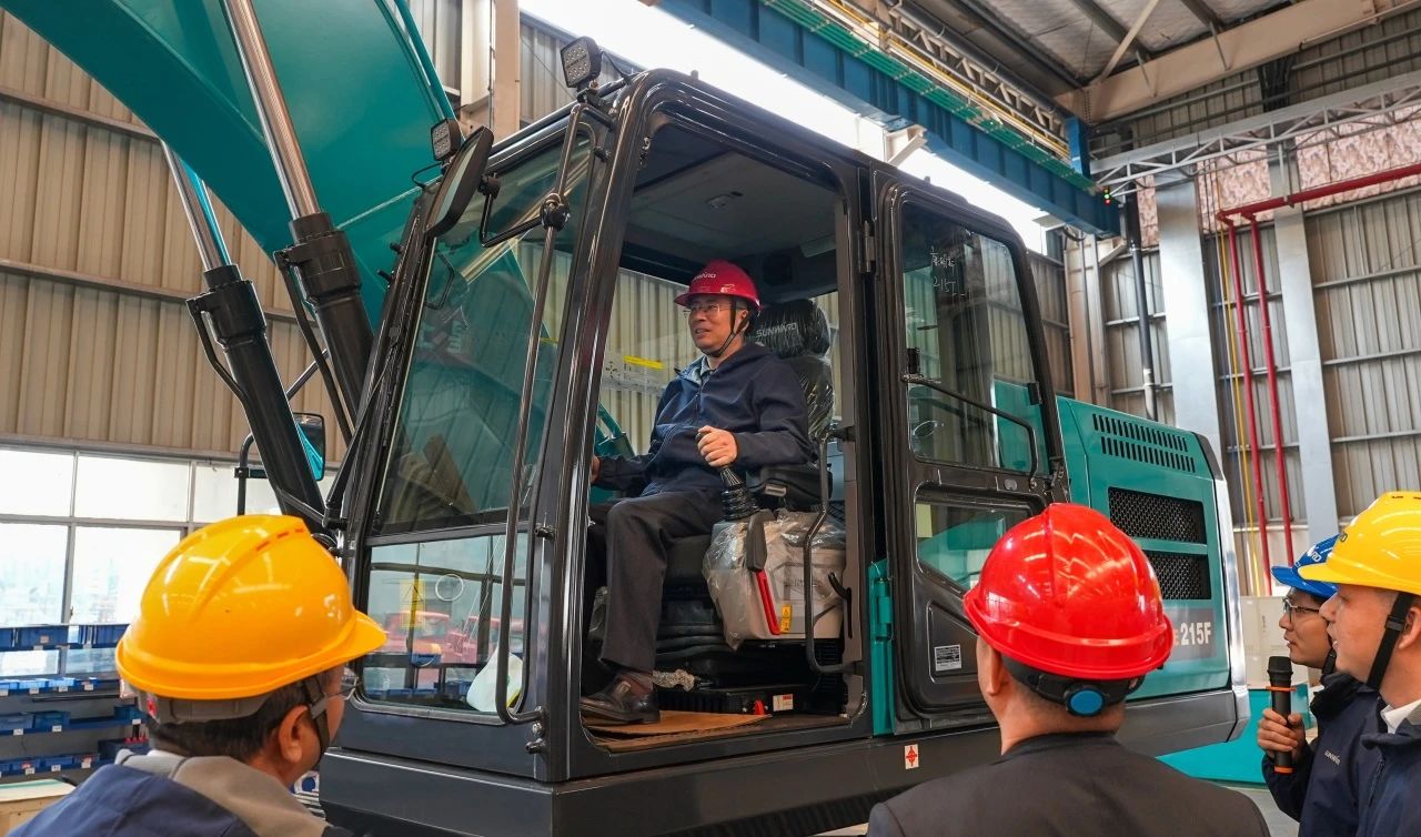 聚焦市场需求，，，3044am永利集团智能三款精品工程液压挖掘机乐成下线