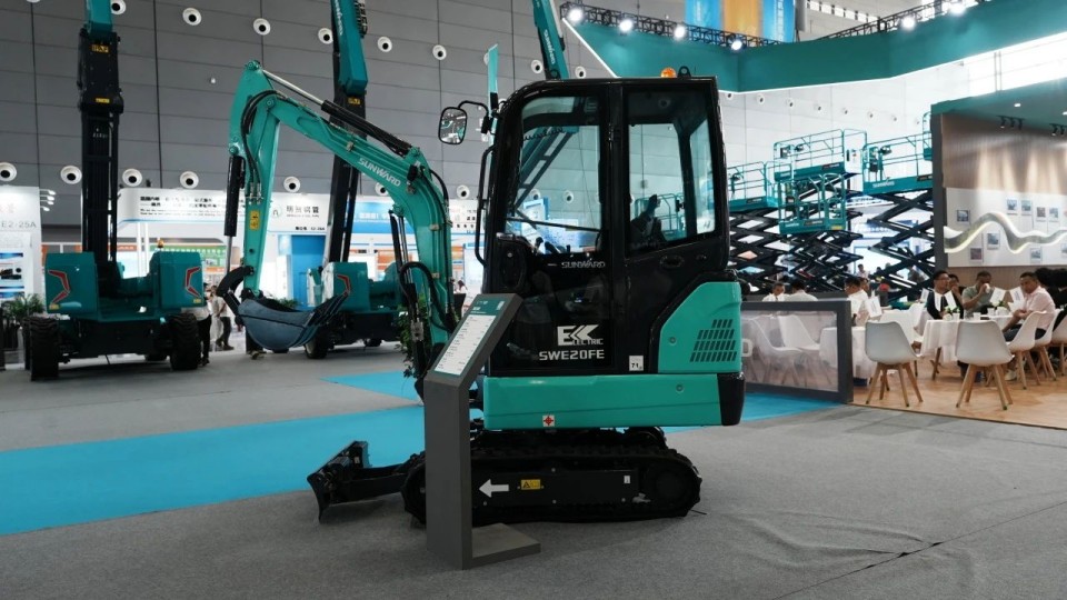 2025 CICEE | 从简单工具迈向多元化解决方案，3044am永利集团智能呈现非凡挖掘机风范