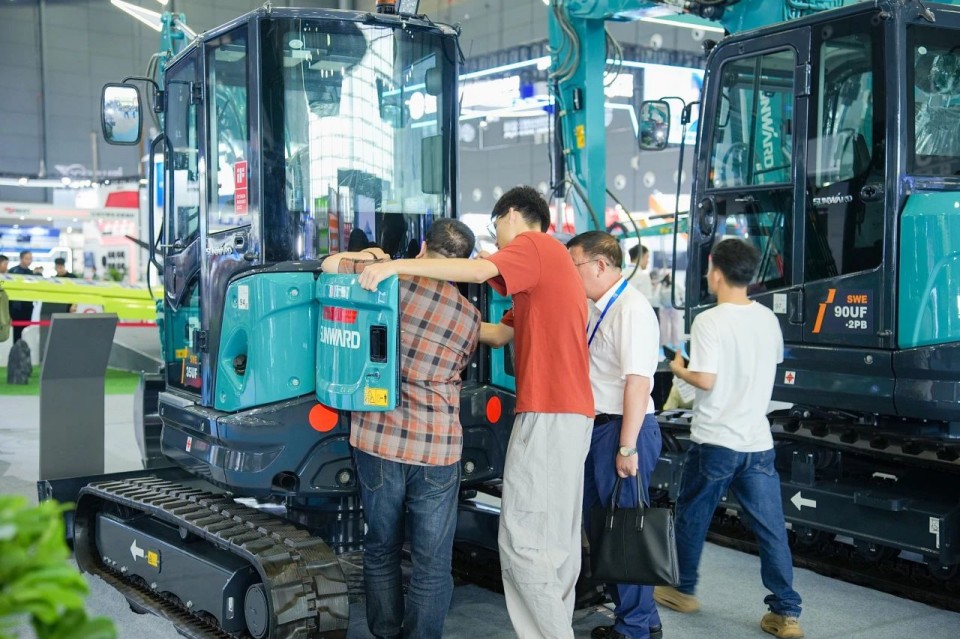 2025 CICEE | 从简单工具迈向多元化解决方案，3044am永利集团智能呈现非凡挖掘机风范