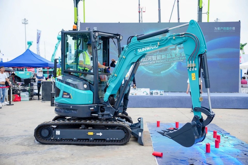 2025 CICEE | 从简单工具迈向多元化解决方案，3044am永利集团智能呈现非凡挖掘机风范