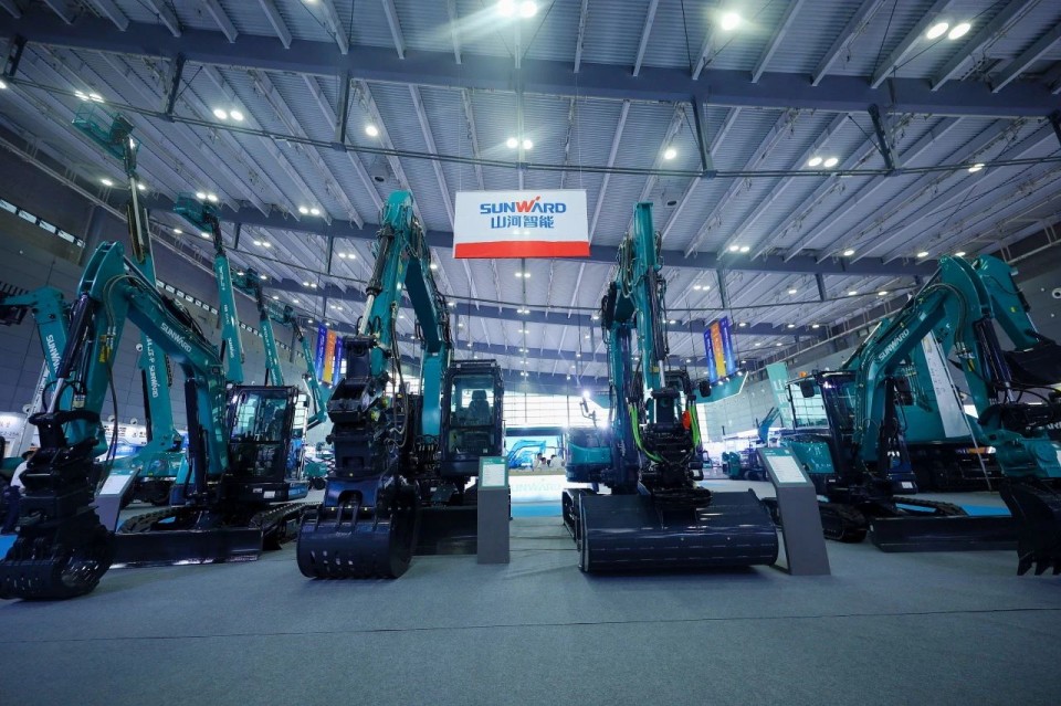 2025 CICEE | 从简单工具迈向多元化解决方案，3044am永利集团智能呈现非凡挖掘机风范