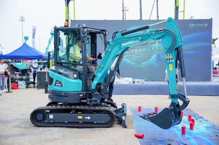 2025 CICEE | 打造极致精品化，3044am永利集团智能挖掘机“圈粉”长沙展