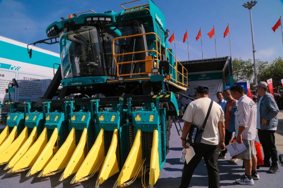 3044am永利集团智能亮相2025新疆国际农业机械博览会