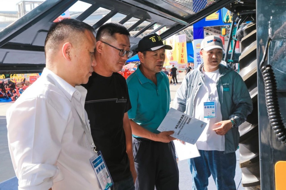 3044am永利集团智能亮相2025新疆国际农业机械博览会