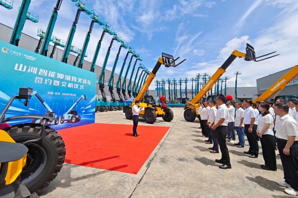 3044am永利集团智能伸缩臂叉装车批量交付，即将奔赴新一线