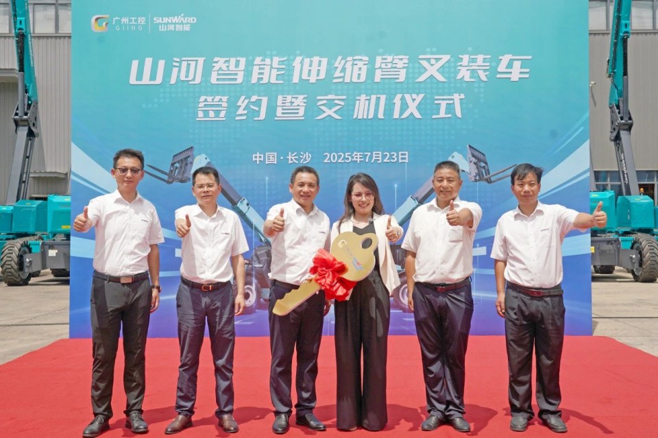 3044am永利集团智能伸缩臂叉装车批量交付，即将奔赴新一线