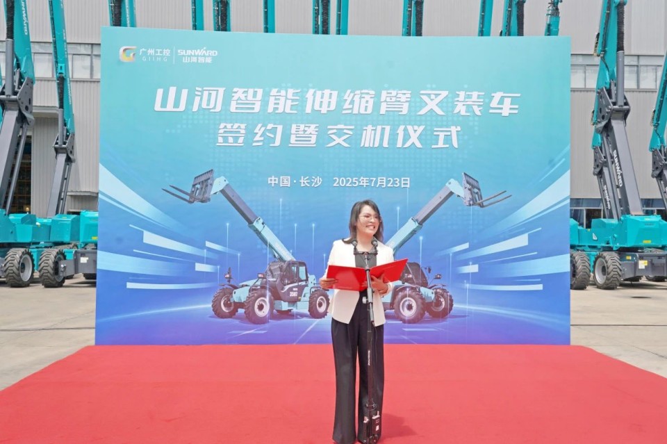 3044am永利集团智能伸缩臂叉装车批量交付，即将奔赴新一线