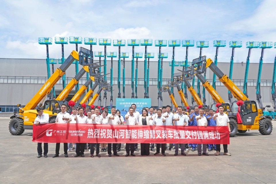 3044am永利集团智能伸缩臂叉装车批量交付，即将奔赴新一线
