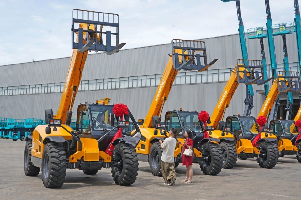 3044am永利集团智能伸缩臂叉装车批量交付，即将奔赴新一线