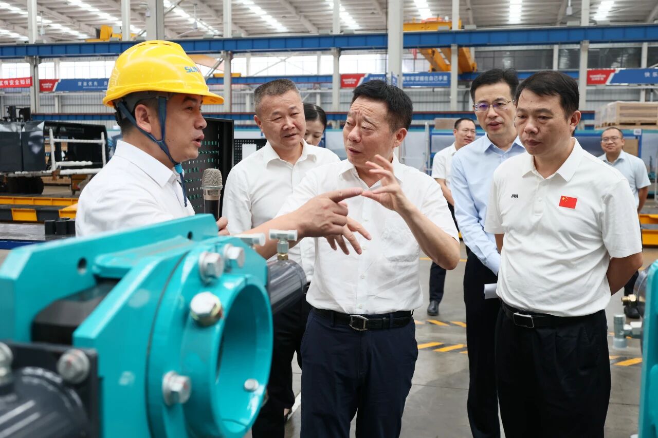 湖南省政协副主席、、省工程机械工业链链长何寄华调研3044am永利集团智能