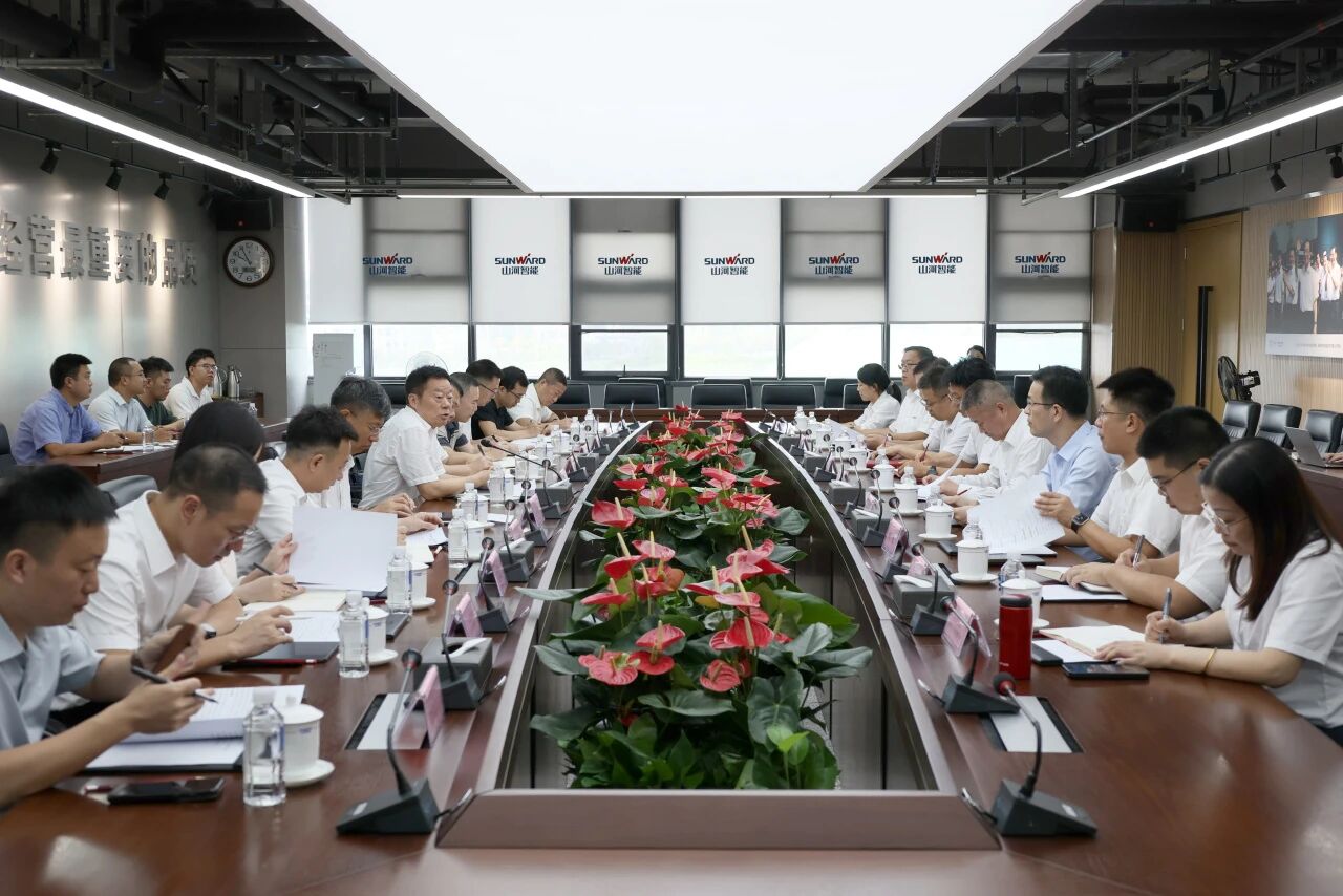 湖南省政协副主席、、省工程机械工业链链长何寄华调研3044am永利集团智能