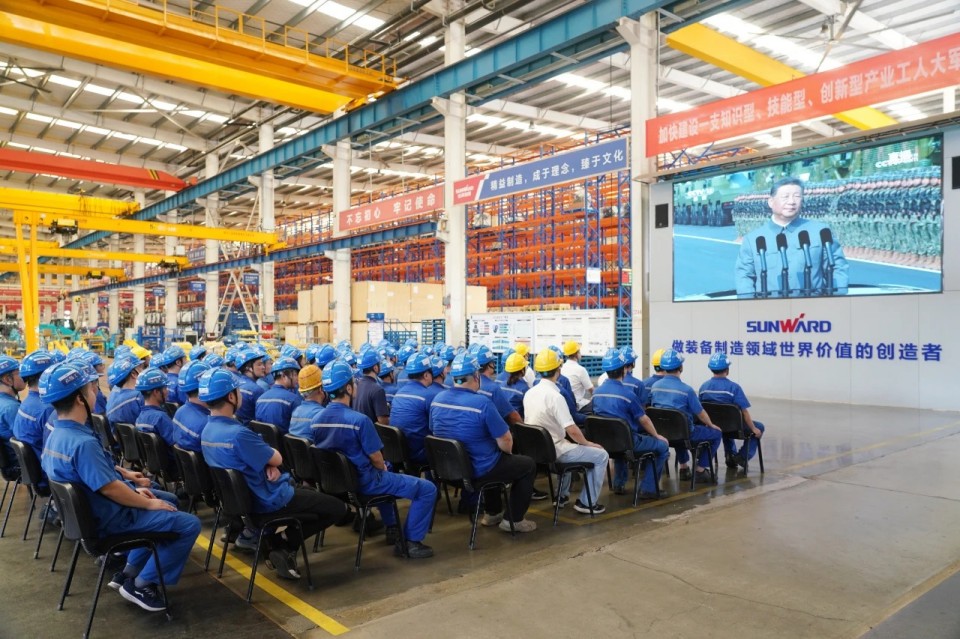 3044am永利集团智能组织集中收看纪念中国人民抗日战争暨天下反法西斯战争胜利80周年大会