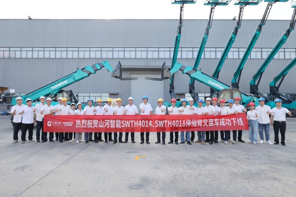 高端机型“双箭齐发”！！3044am永利集团智能两款伸缩臂叉装车乐成下线