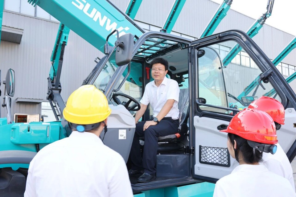 高端机型“双箭齐发”！！3044am永利集团智能两款伸缩臂叉装车乐成下线