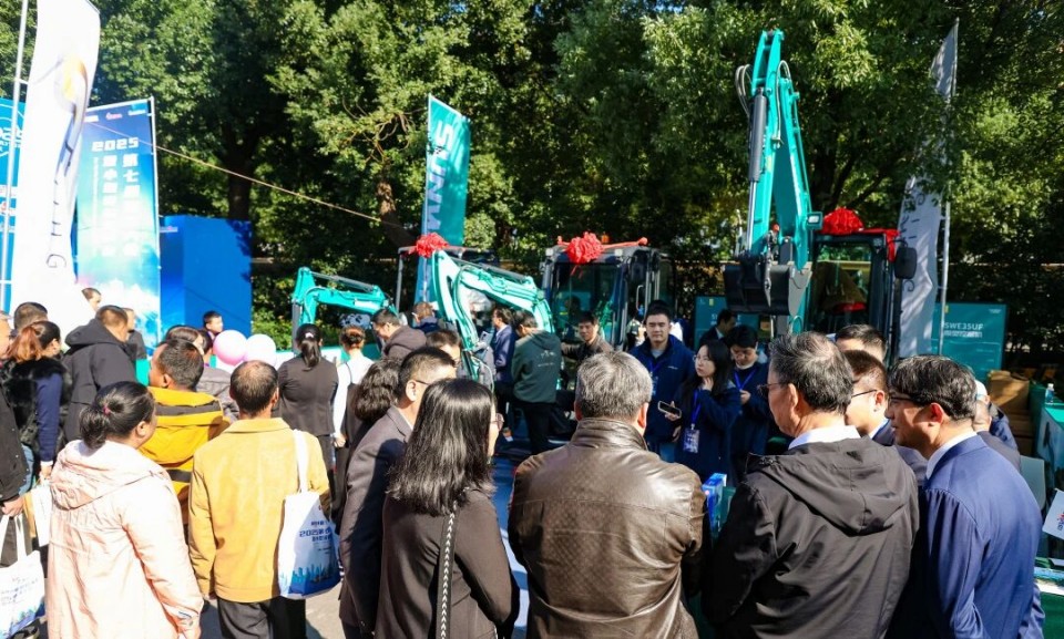 3044am永利集团智能微挖“天团”闪灼武汉，，，引领绿色施工潮流