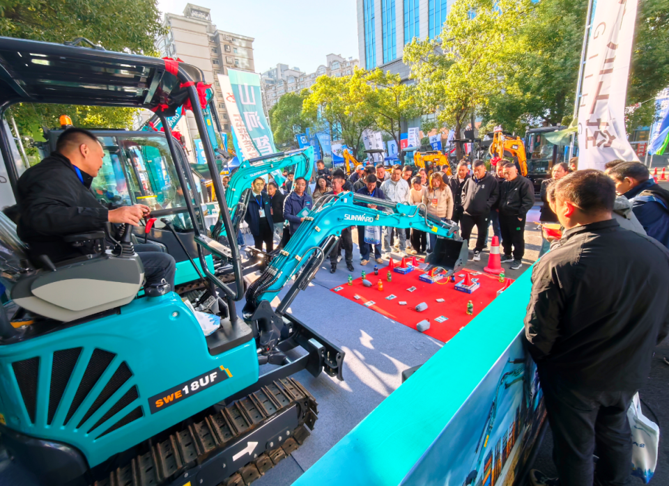 3044am永利集团智能微挖“天团”闪灼武汉，，，引领绿色施工潮流