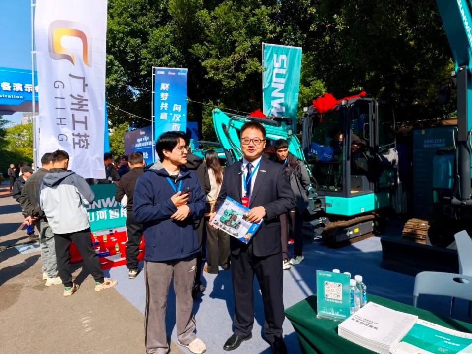 3044am永利集团智能微挖“天团”闪灼武汉，，，引领绿色施工潮流