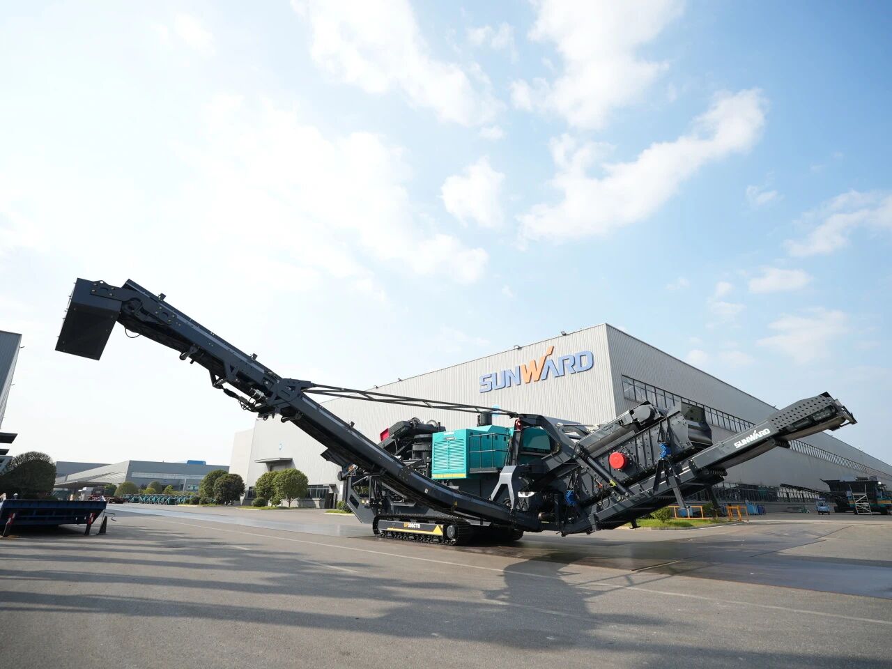 破局国际市场，，，无惧极寒工况！3044am永利集团智能SP300CTD柴电两用圆锥破碎站乐成下线