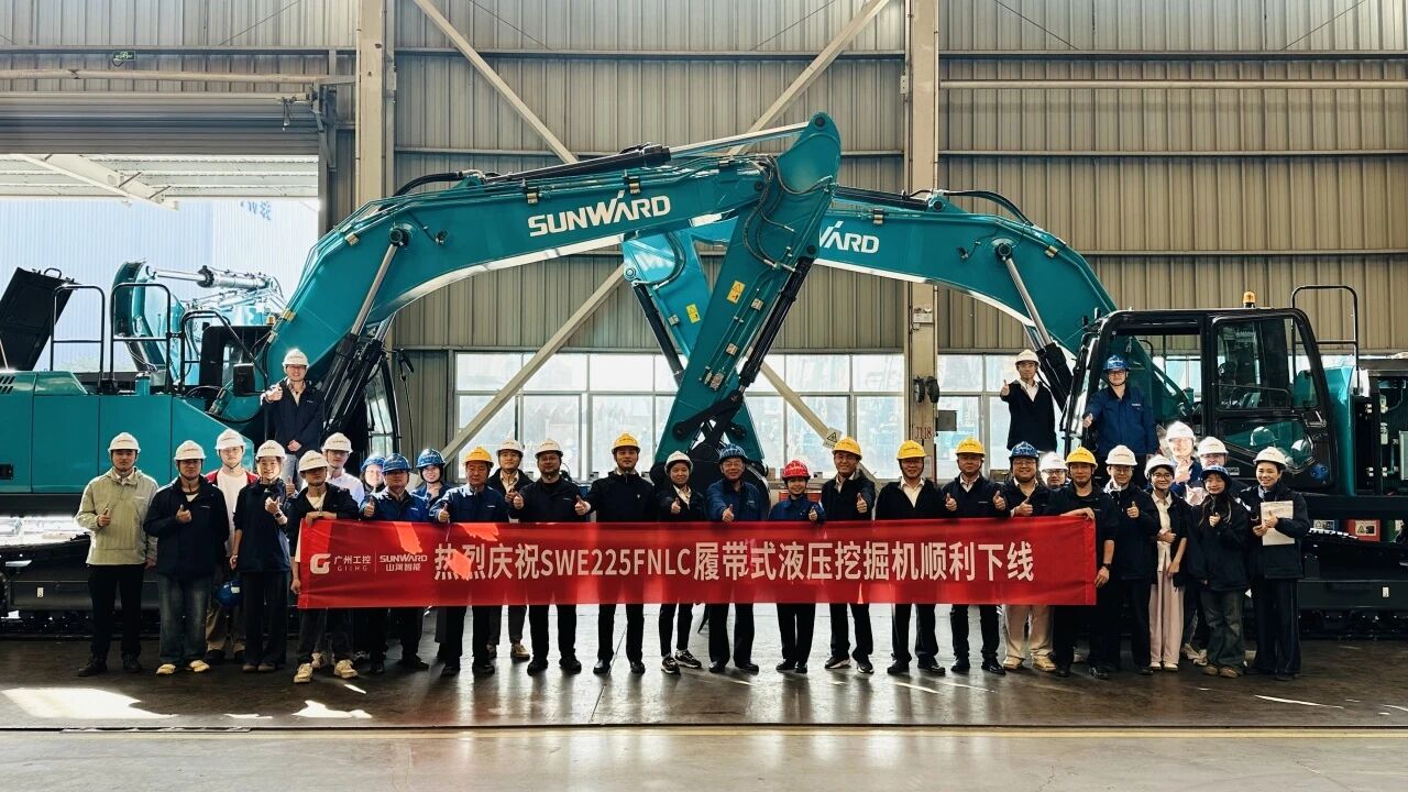 “双子星”闪灼！！3044am永利集团智能两款履带式液压挖掘机乐成下线