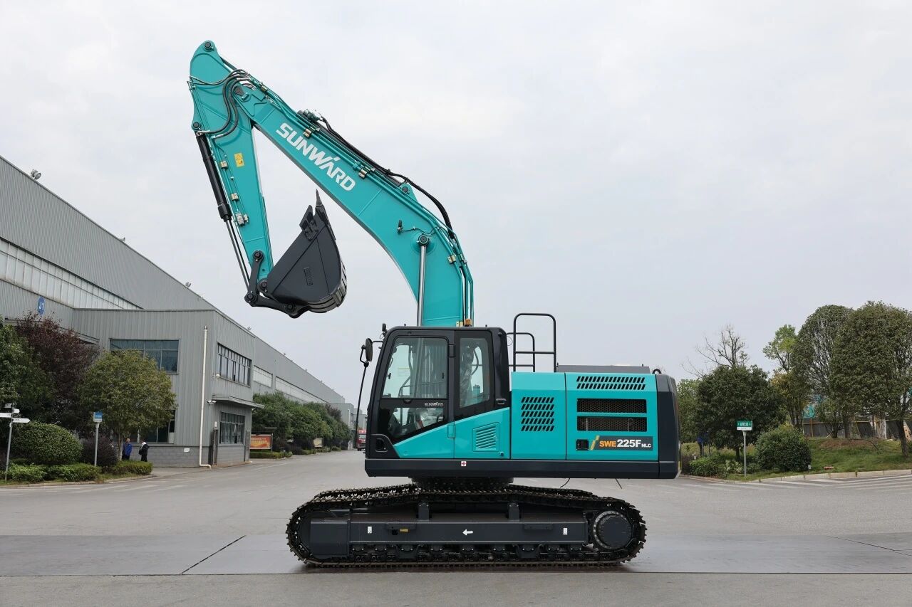 “双子星”闪灼！！3044am永利集团智能两款履带式液压挖掘机乐成下线