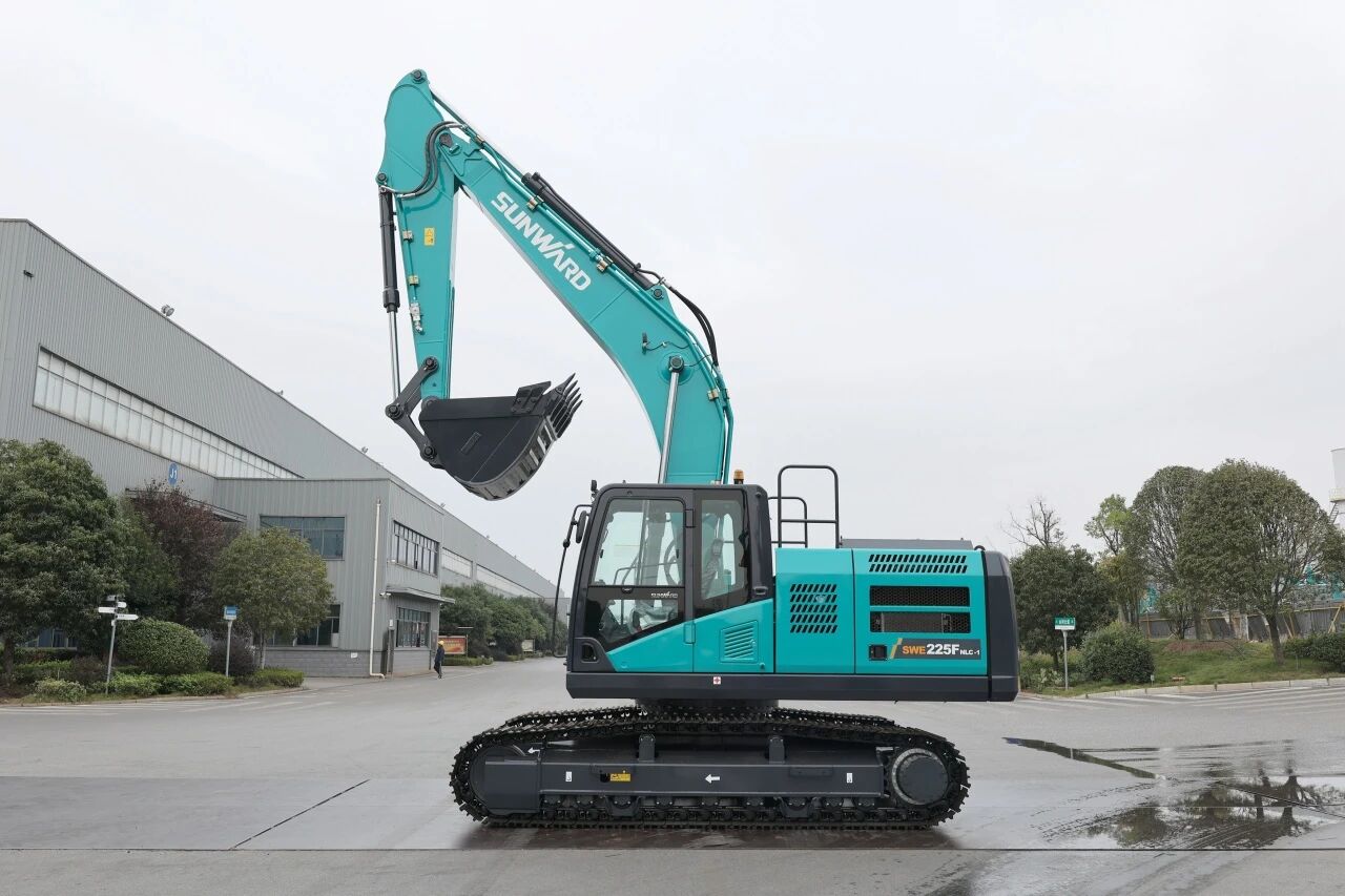 “双子星”闪灼！！3044am永利集团智能两款履带式液压挖掘机乐成下线