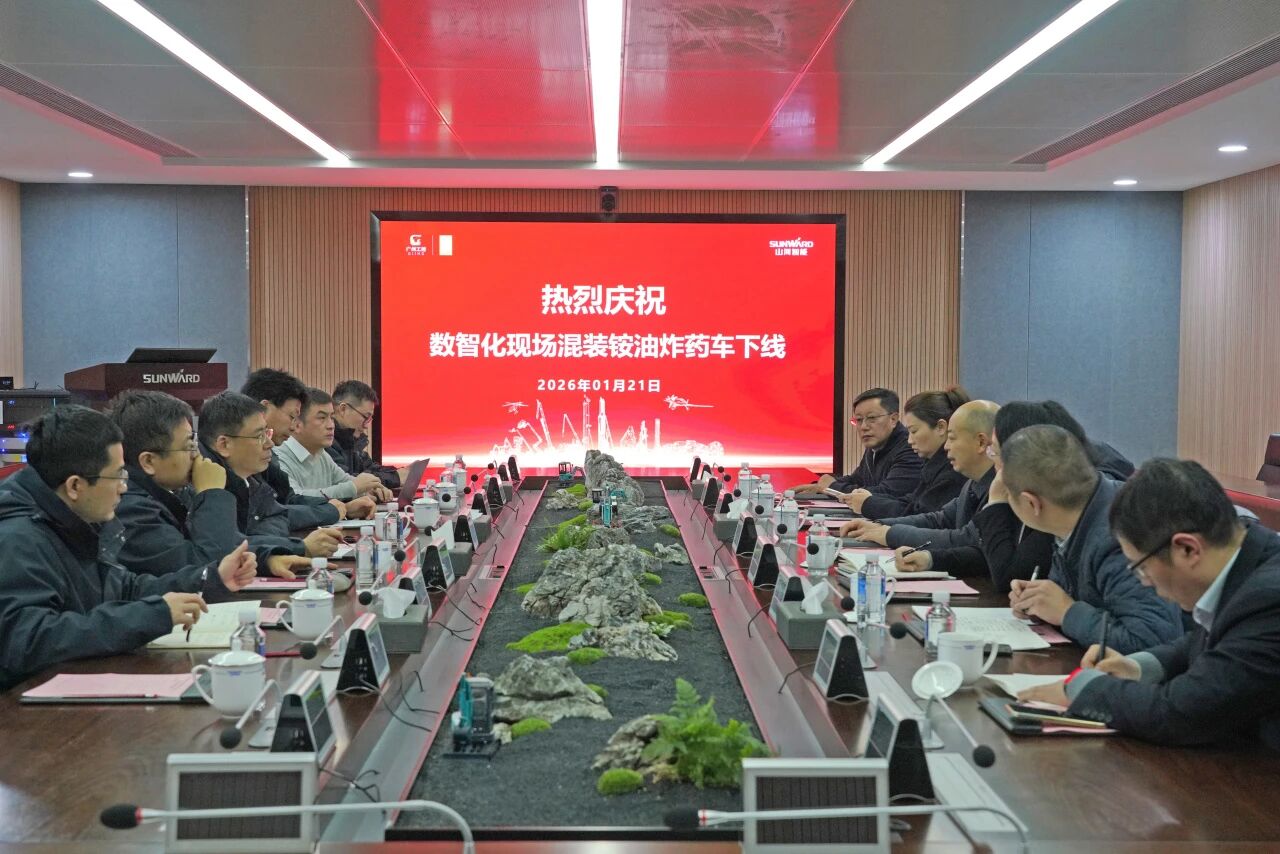 数智化现场混装铵油炸药车下线！！3044am永利集团智能与易普力携手共筑智能矿山新篇章