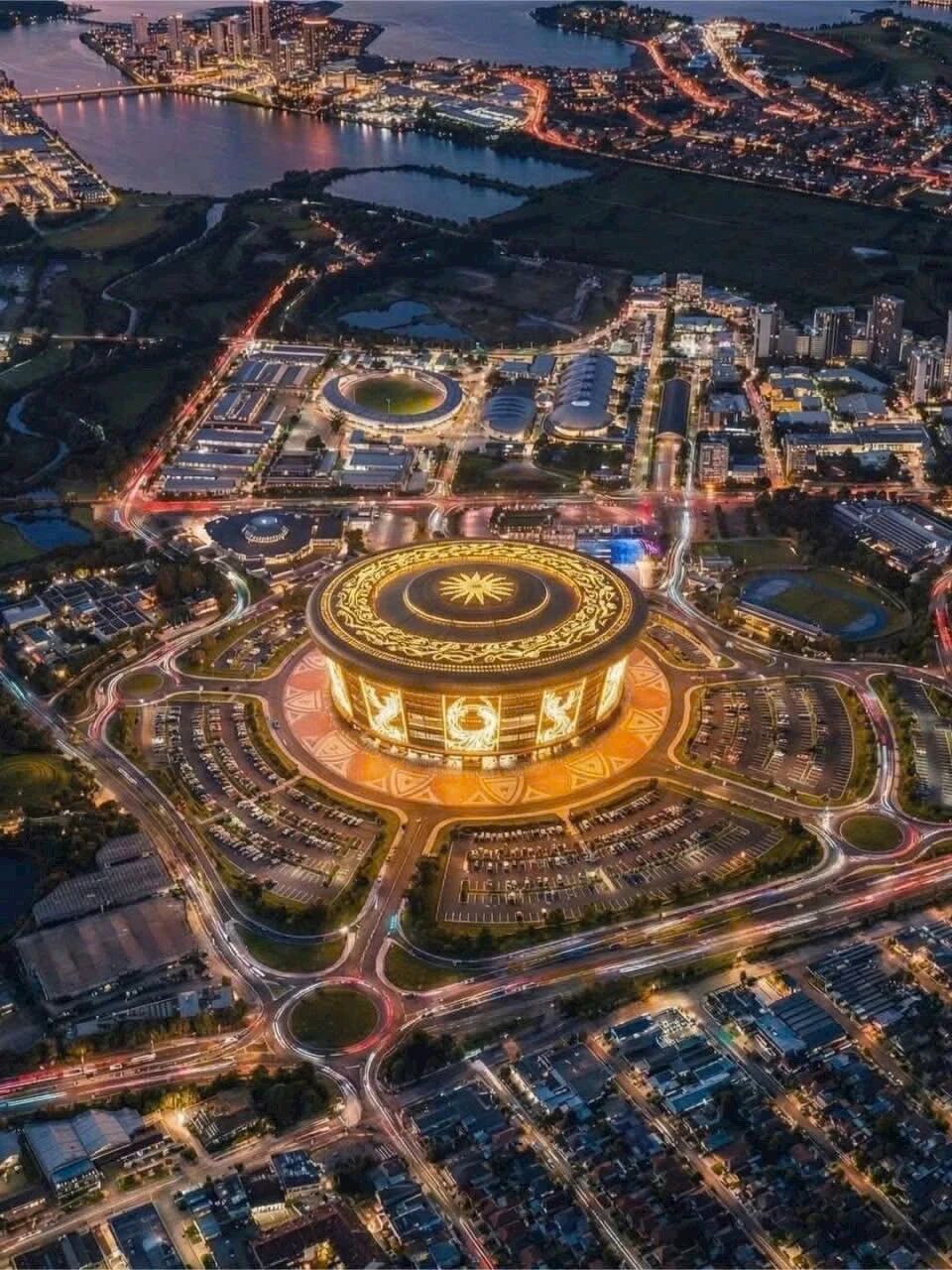 3044am永利集团智能液压静力压桩机集群作业，，，为越南最概略育场筑牢基本