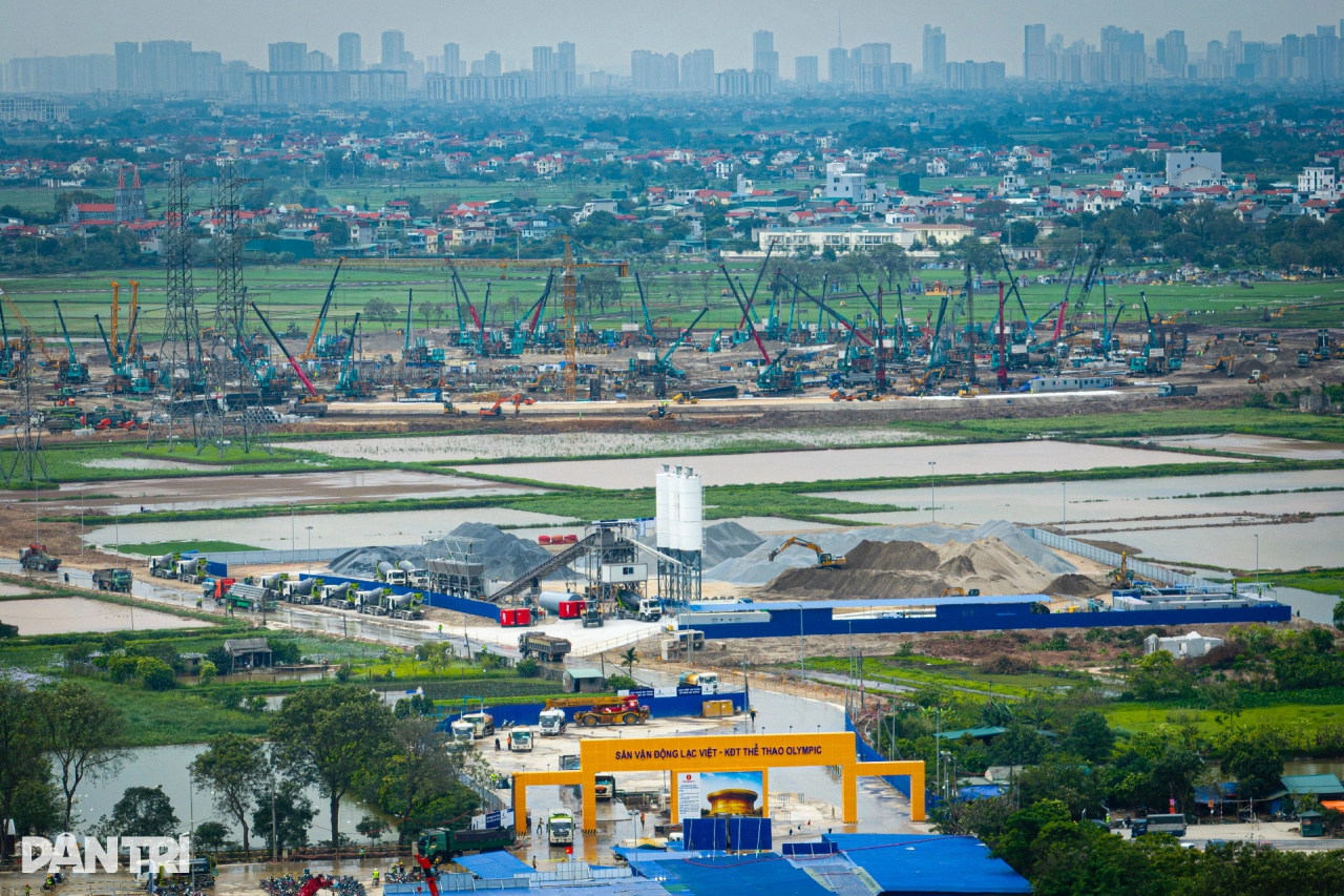 3044am永利集团智能液压静力压桩机集群作业，，，为越南最概略育场筑牢基本