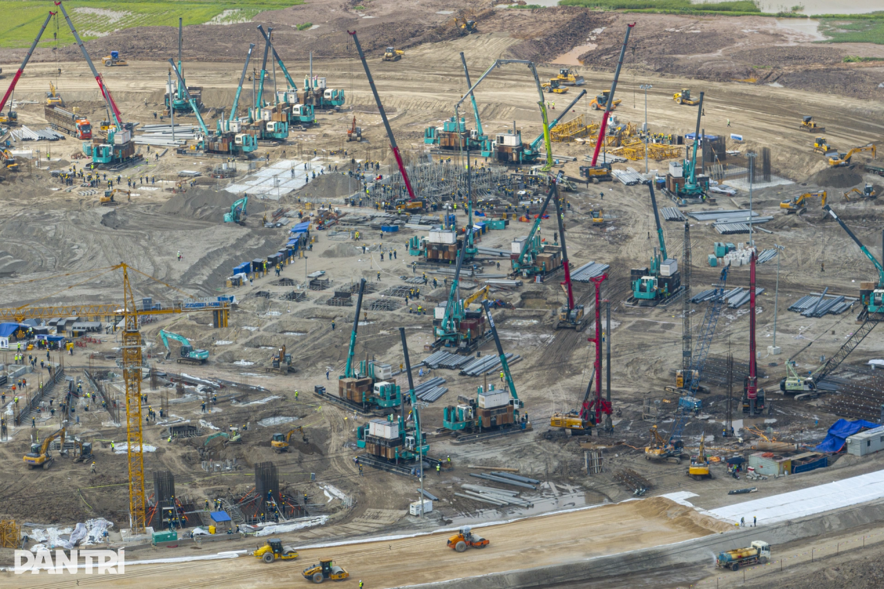 3044am永利集团智能液压静力压桩机集群作业，，，为越南最概略育场筑牢基本